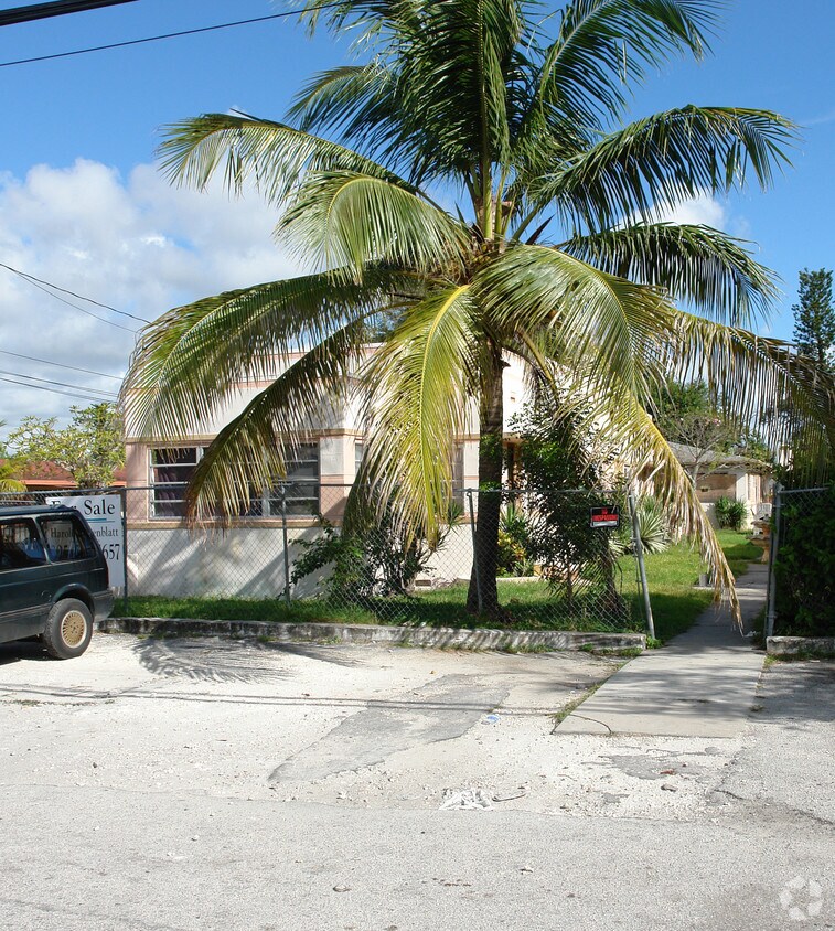 Building Photo - 725 NE 83rd Ter