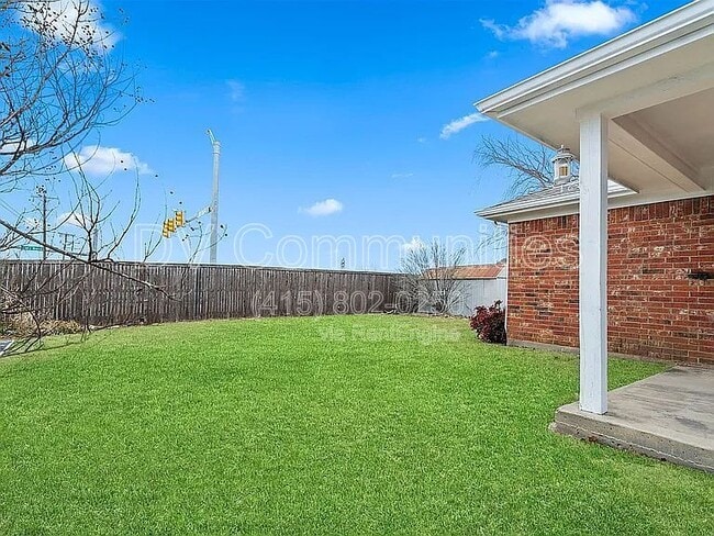 Building Photo - 824 Bridle Trail
