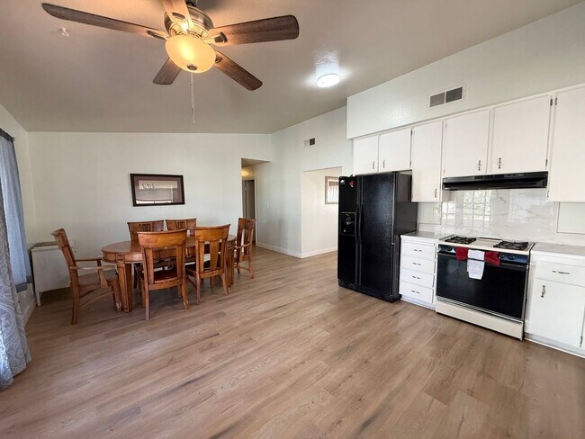 Foto del edificio - Fully Furnished 4-Bedroom Home in Prime Central Las Vegas Location