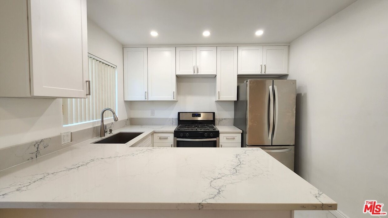 Foto principal - 12942 Moorpark St