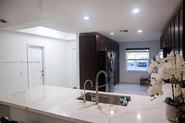 Foto del edificio - 1575 Zenith Way