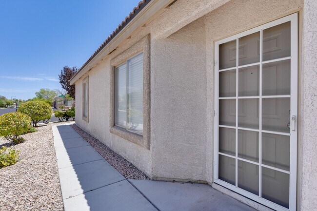 Foto del edificio - Spacious 4-Bedroom Home with Open Layout &...
