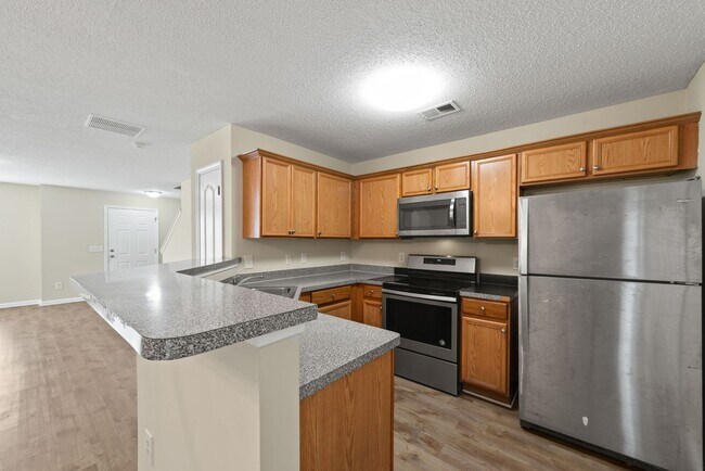 Building Photo - Wow! Fully renovated! Sought after communi...