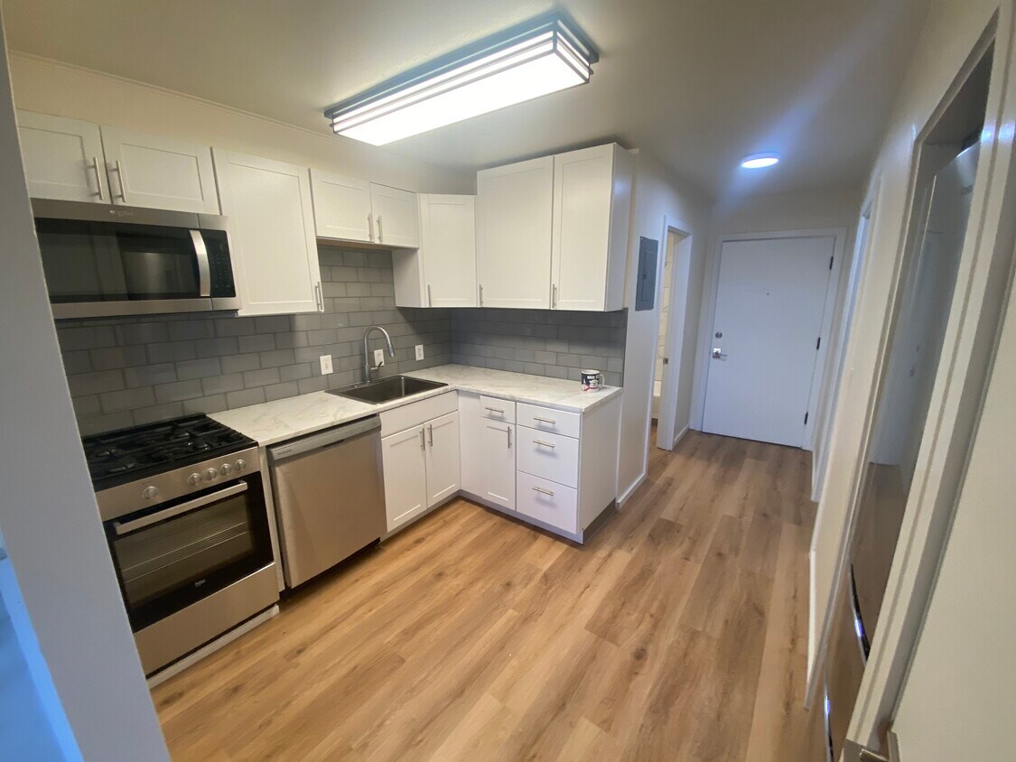 Primary Photo - 2475 Dexter Ave N