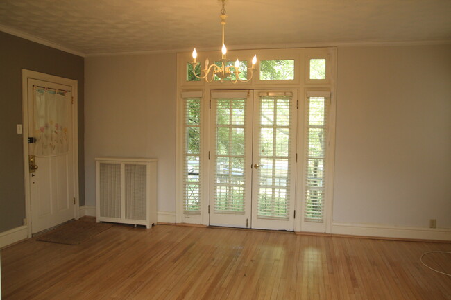 Foto del edificio - 7324 Pershing Ave