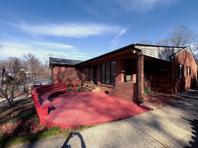 Foto del edificio - Spacious Brick Ranch w/Finished Basement