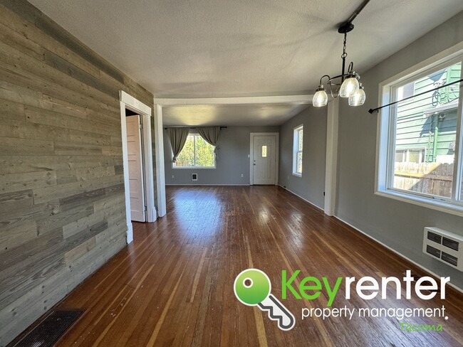 Building Photo - 3Bed/1Bath with office/bonus room House in...