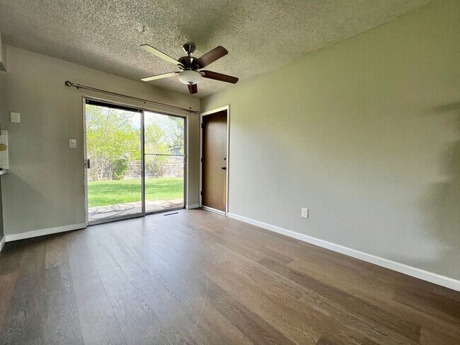 Building Photo - Spacious 4bd 2ba Home