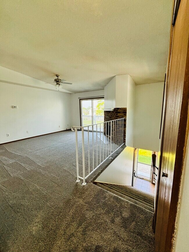 Building Photo - 940 E Travelers Trl