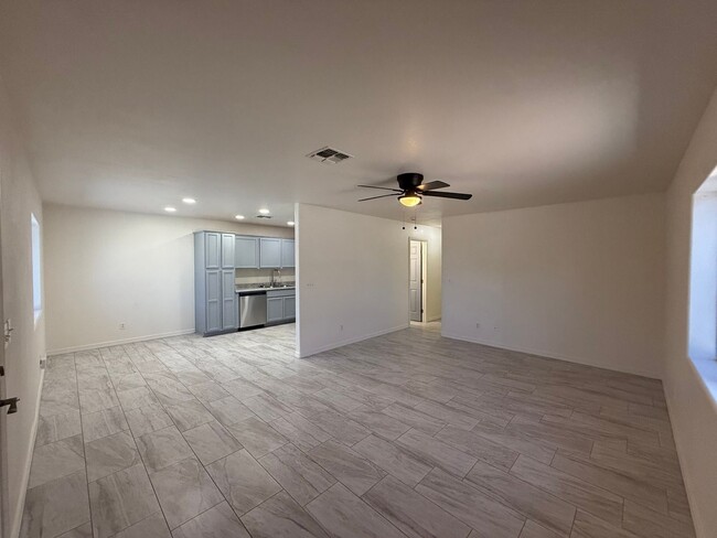 Building Photo - 3 Bedroom 2 Bathroom Home
