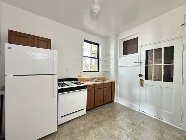 Building Photo - 2424 N Sawyer Ave