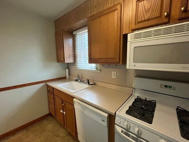 Foto del edificio - 2 Bedroom Single Family Home, Amazing views from deck, spacious backyard, pet friendly