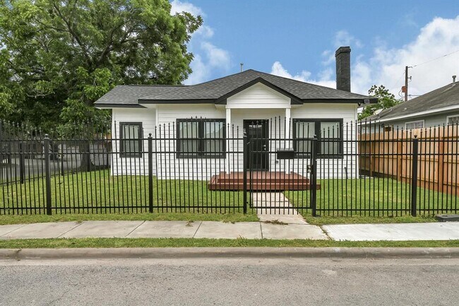 Foto del edificio - 2422 Lidstone St