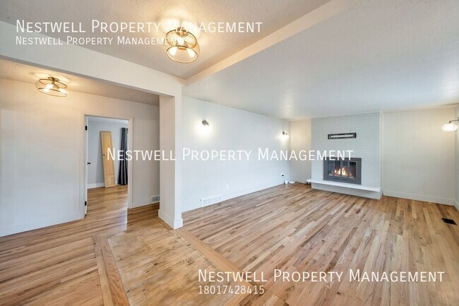 Building Photo - $250 OFF 1ST MONTH'S RENT- Charming Upstai...