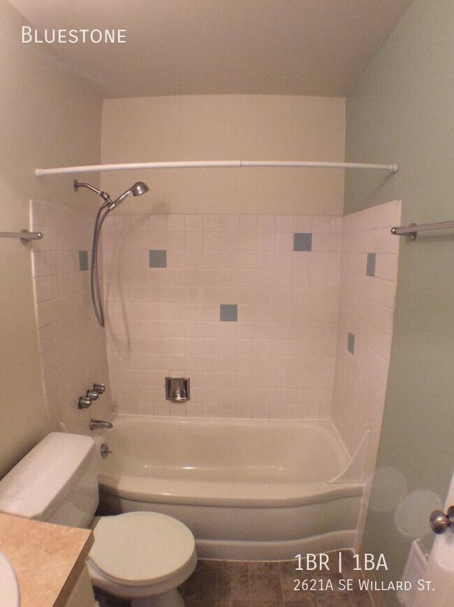 Foto del edificio - Top Floor 1 Bedroom Near Orange Line