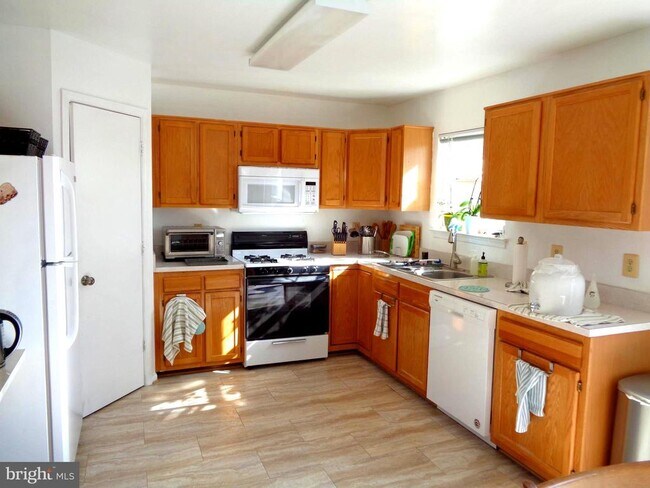 Building Photo - 11095 Lake Shore Ct