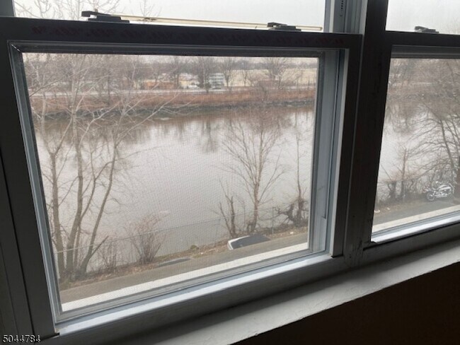 Foto del edificio - 257 River Rd
