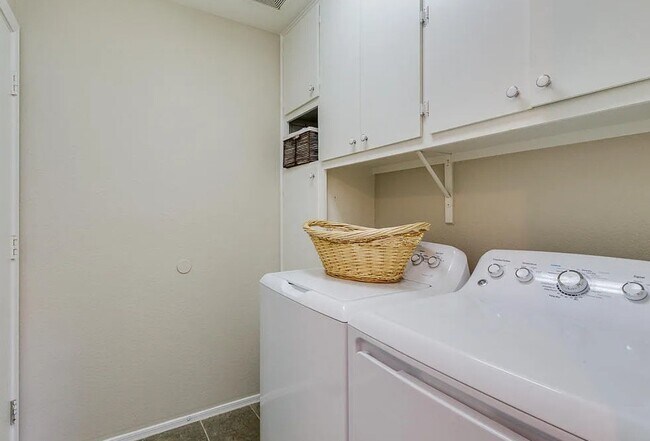 Building Photo - 13446 W Port Royale Ln