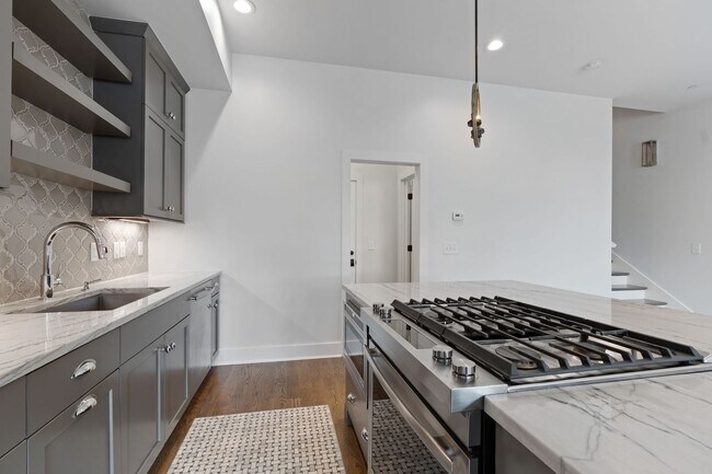 Building Photo - 3 Bed, 5 Bath Home w/ 2 Car Garage in 5 Po...
