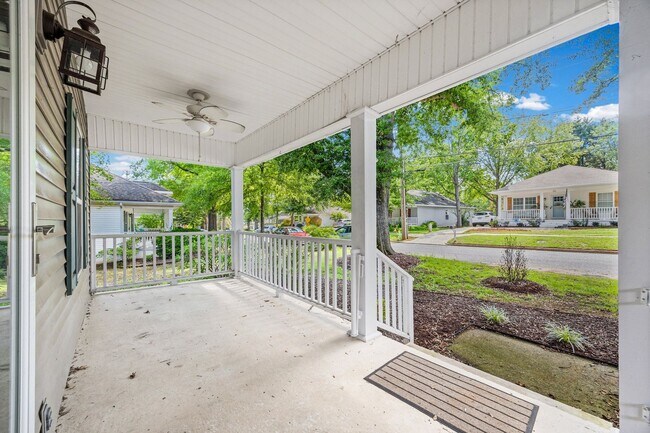 Foto del edificio - Charming 3-bed, 2-bath home in Lovely Belmont with a large deck and backyard!