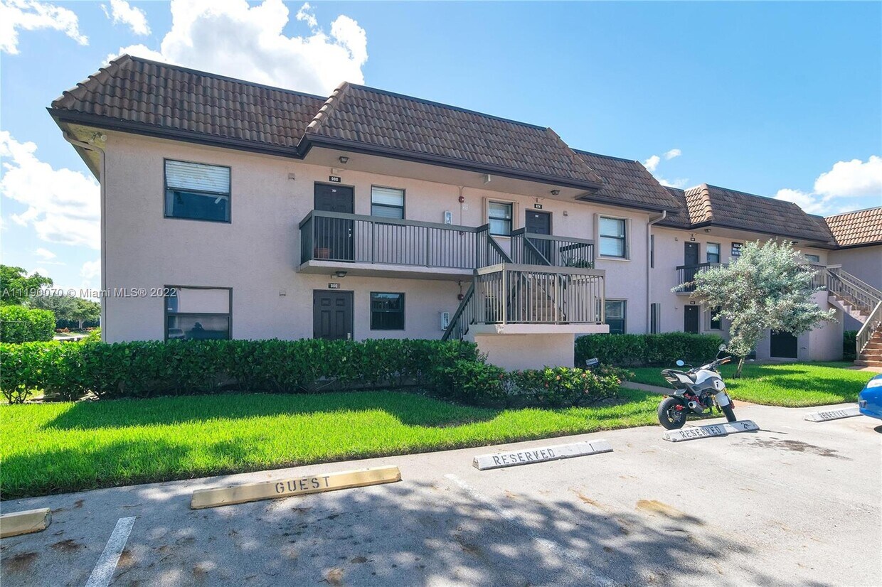 900 NW 106th Terrace Unit 101, Pembroke Pines, FL 33026 Condo for