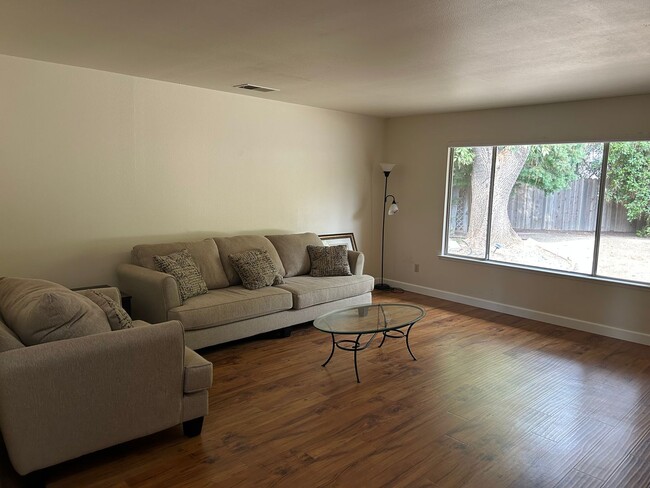 Building Photo - Spacious 5 Bed 3 Bath Home Available Now!