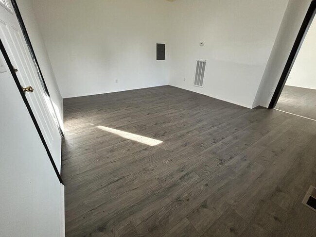 Foto del edificio - 215 E Peyton Ave