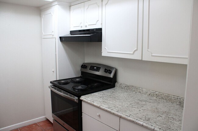 Building Photo - RENOVATED 2-BEDROOM CONDO AT THE GEORGIAN