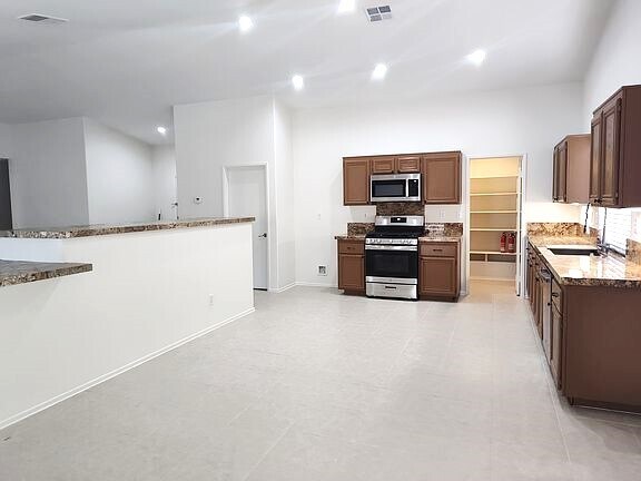 Foto del edificio - 41618 Petersfield Rd
