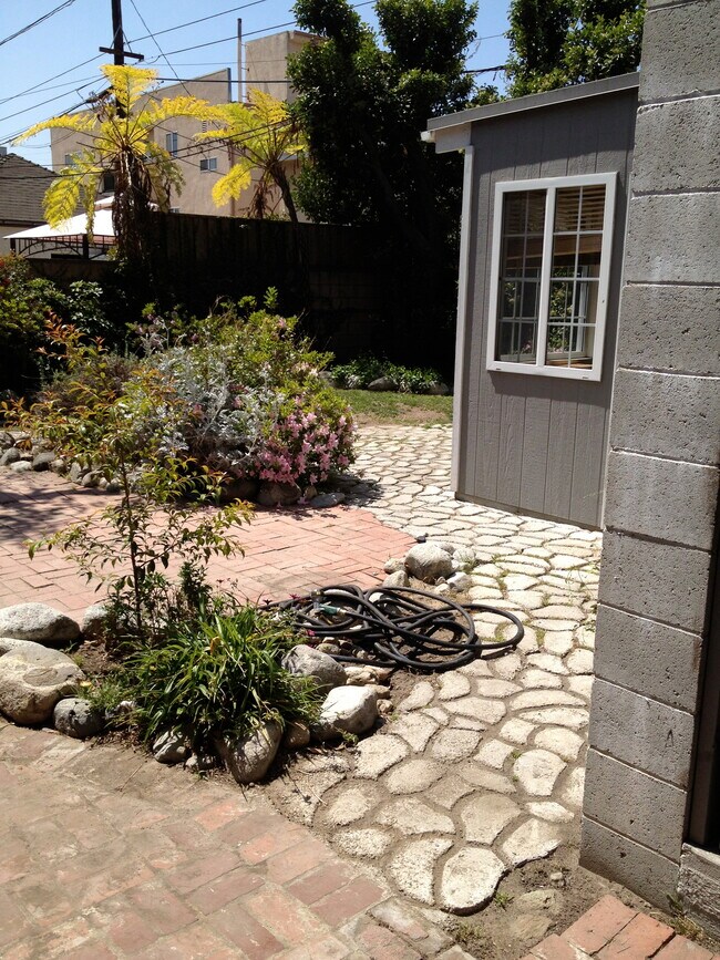 Back Yard with detached office - 4439 Auckland Ave