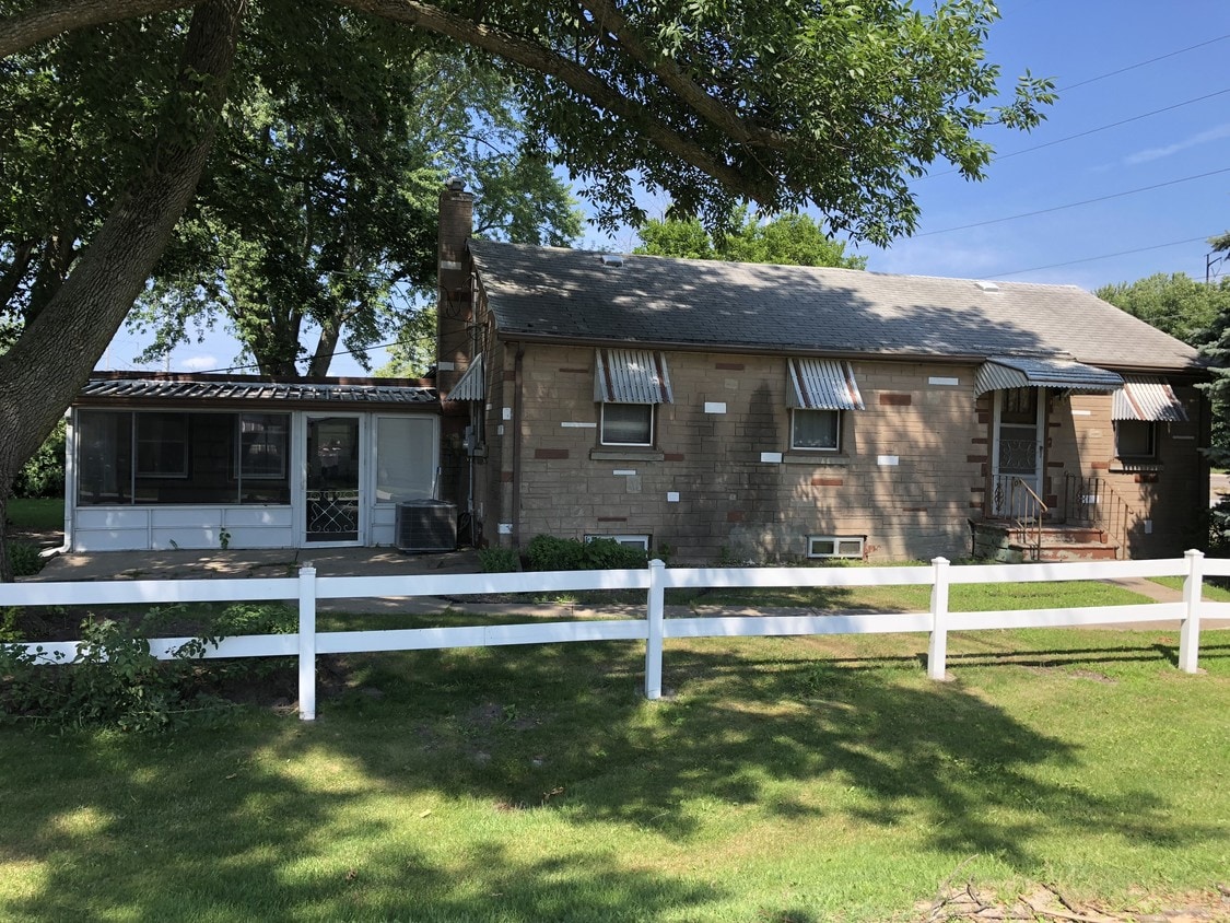 101 7th St, Colona, IL 61241 House Rental in Colona, IL