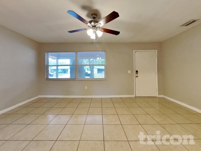 Building Photo - 1430 Thames Ln