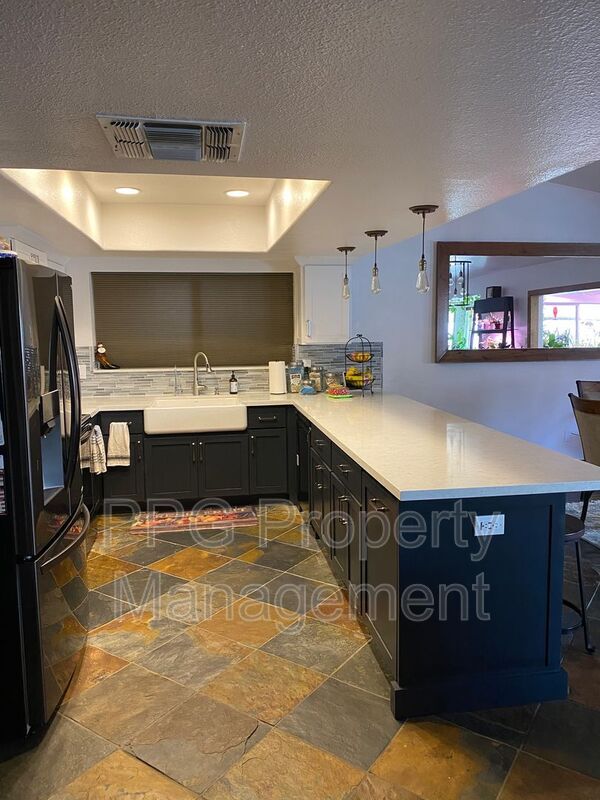 Foto del edificio - 2402 W Redfield Rd