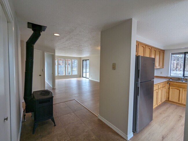Building Photo - Charming 3x2 on Cul-de-sac with a double-car garage and fenced backyard near Hollinshead Park in ...