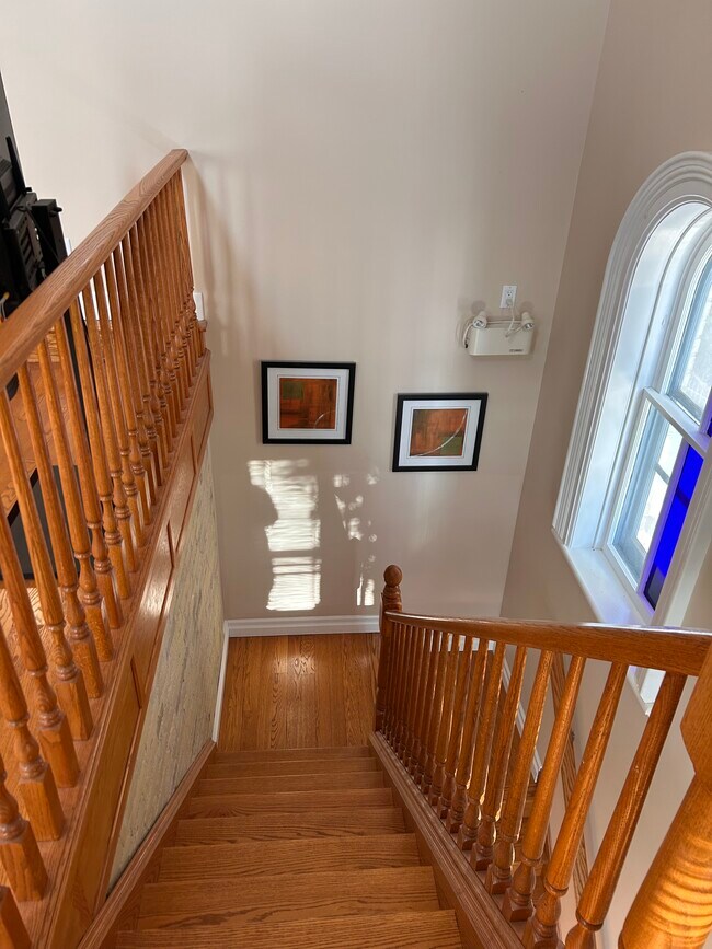 Photo du bâtiment - STUNNING ONE BEDROOM LOFT IN WOODFIELD