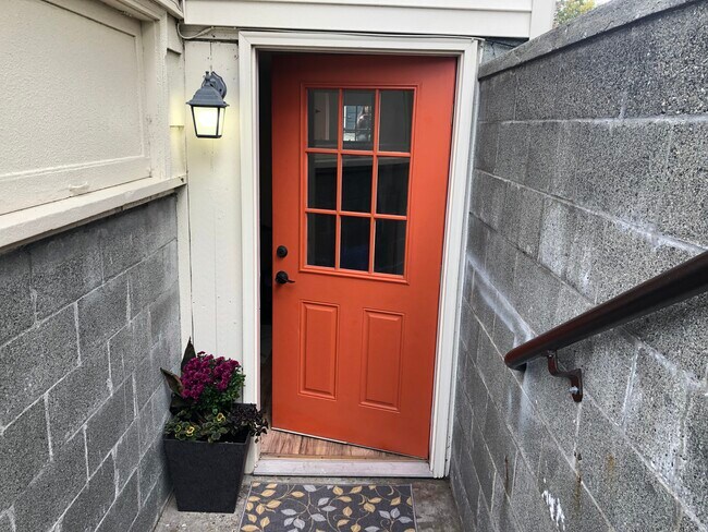 Entrada bien iluminada en un barrio tranquilo. - 5409 Beacon Avenue South