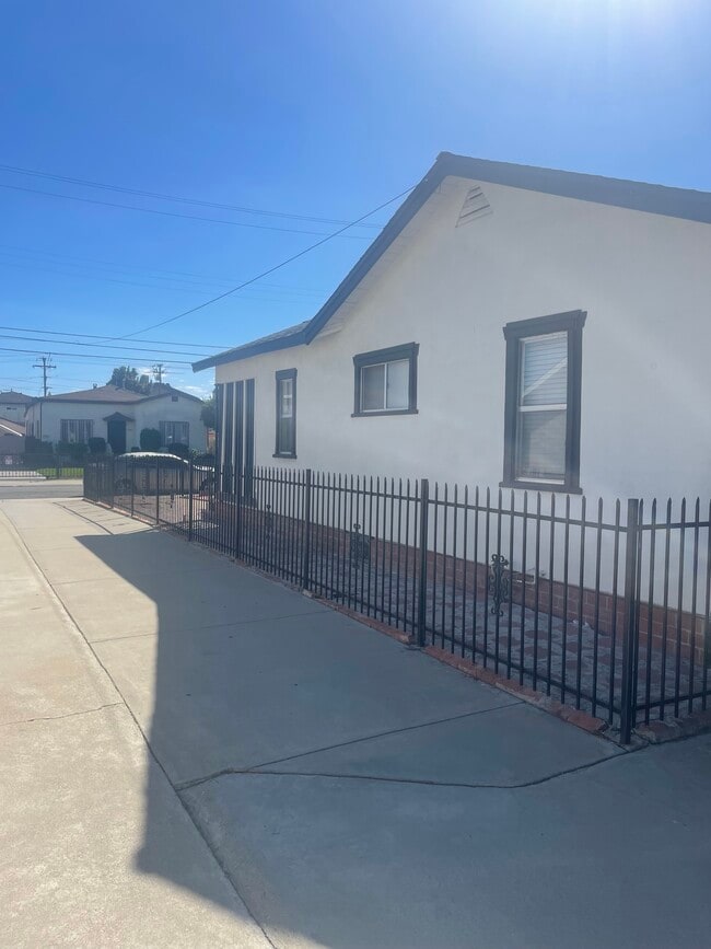 Building Photo - 1733 W 150th St