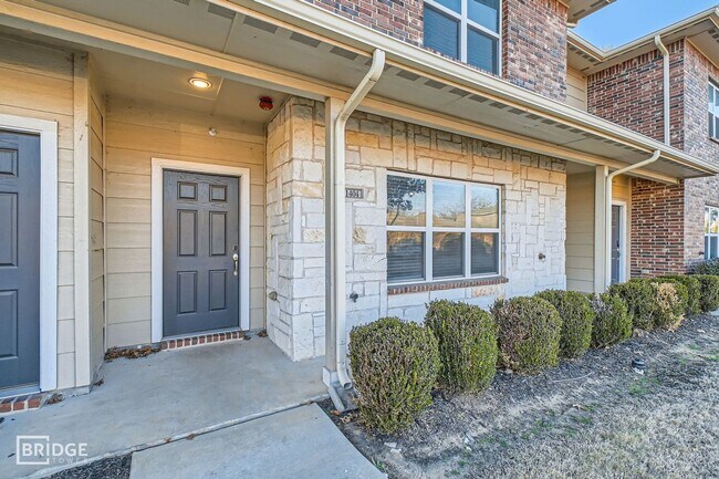 Foto del edificio - 1321 Lakecrest Ln