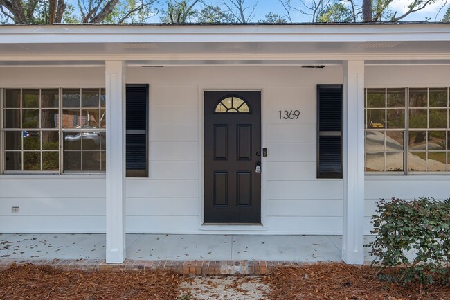 Building Photo - Freshly Remodeled 4 Bedroom 2 Bathroom Sin...