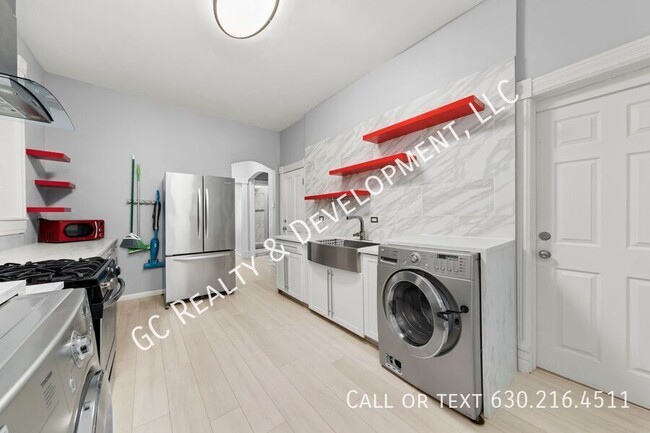 Building Photo - 2307 S Leavitt St