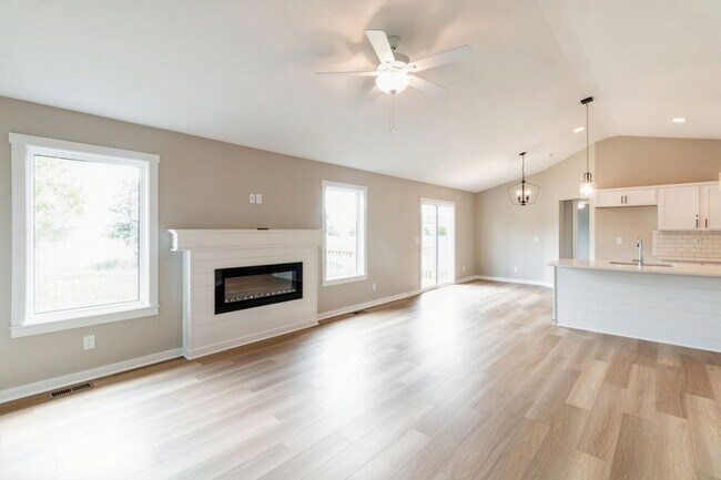 Foto del edificio - PRIVATE BACKYARD!! 4 Bedroom, 3 Bath Home in Ankeny