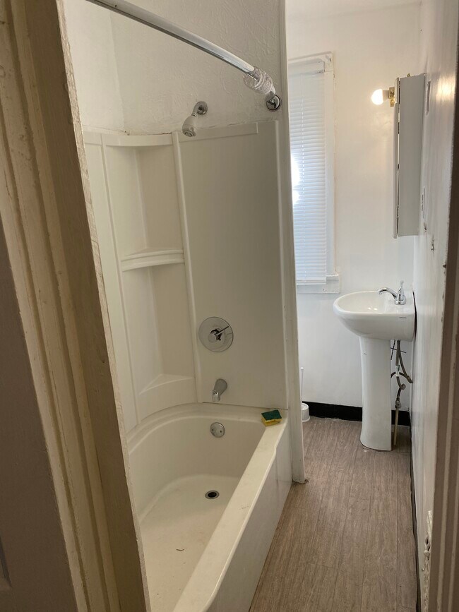 Bathroom - 1832 Marloes Ave