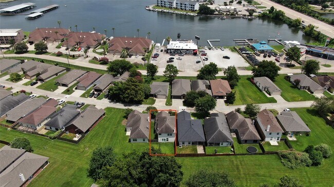 Foto del edificio - 155 Snug Harbor Dr