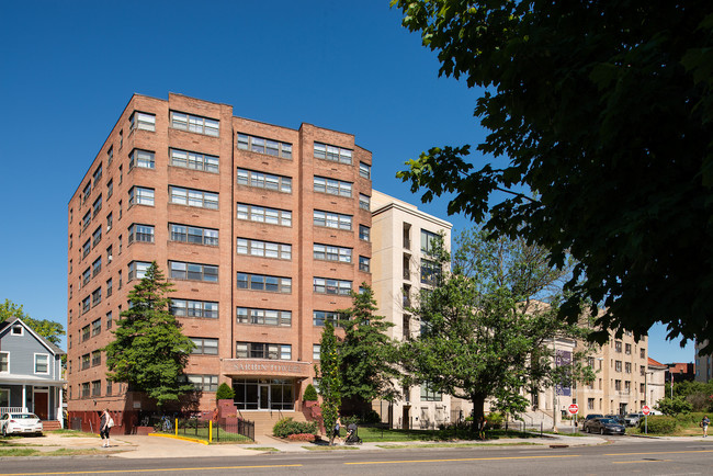 Building Photo - Sarbin Towers