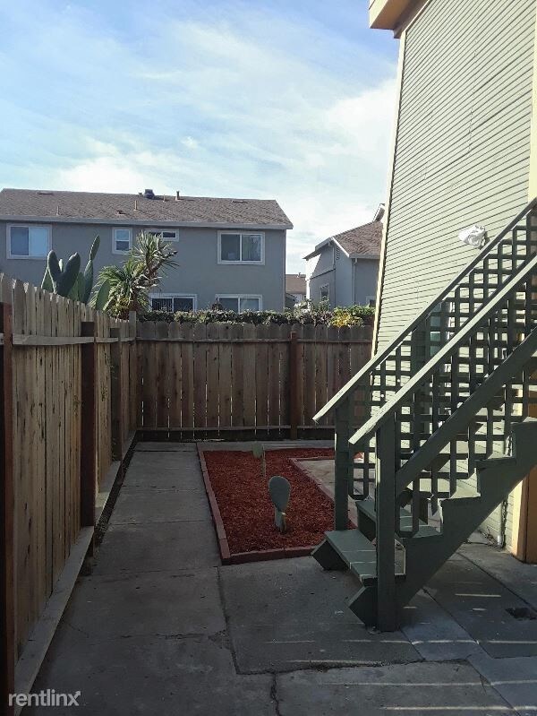 Building Photo - 441 Bartlett Ave