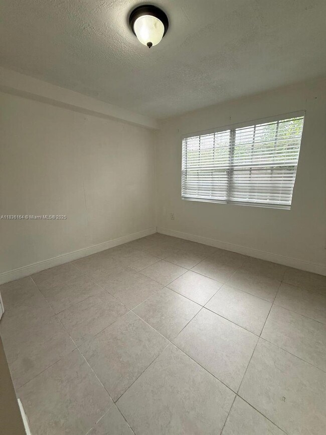 Foto del edificio - 2265 NW 100th St