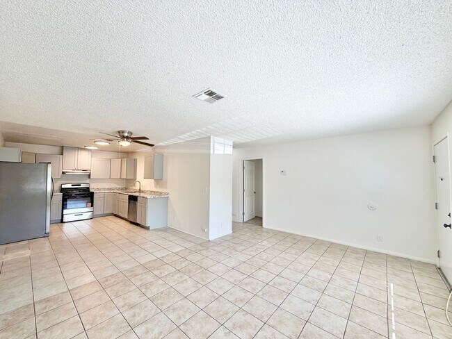 Foto del edificio - AVAILABLE NOW!! 2 Bedroom 1 Bathroom Apartment in Cathedral City!