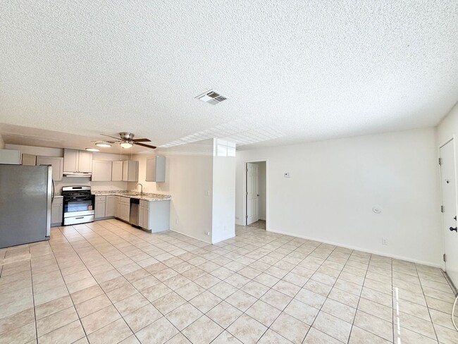 Building Photo - AVAILABLE NOW!! 2 Bedroom 1 Bathroom Apartment in Cathedral City!