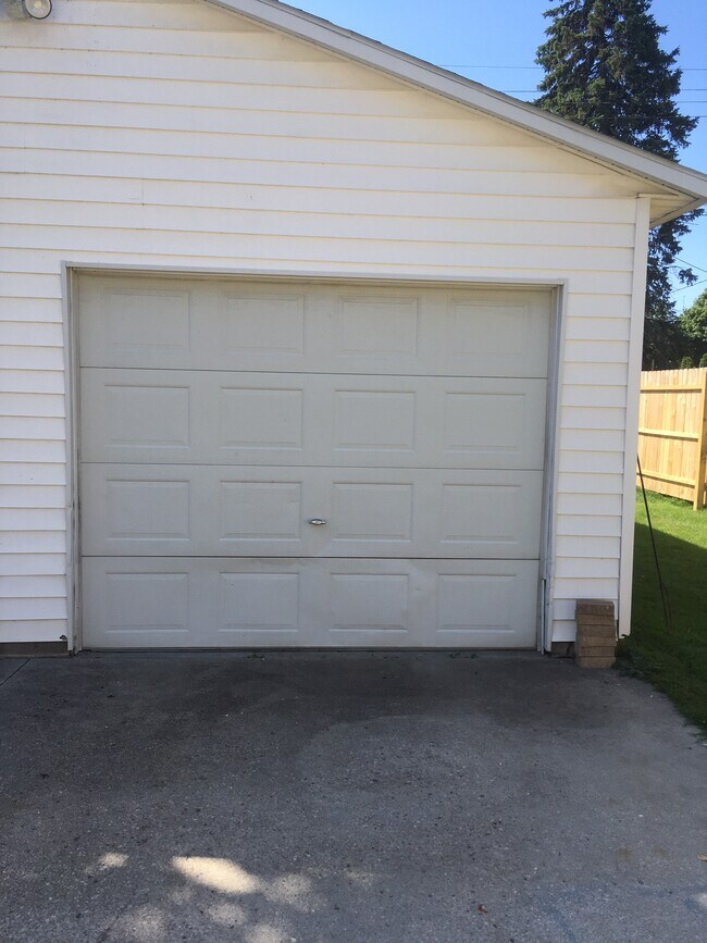 Garage space - 1233A Trimberger Ct