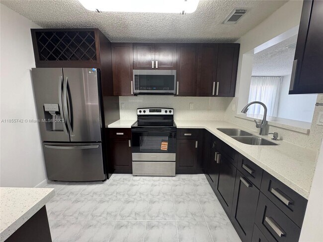 Building Photo - 15741 SW 137th Ave
